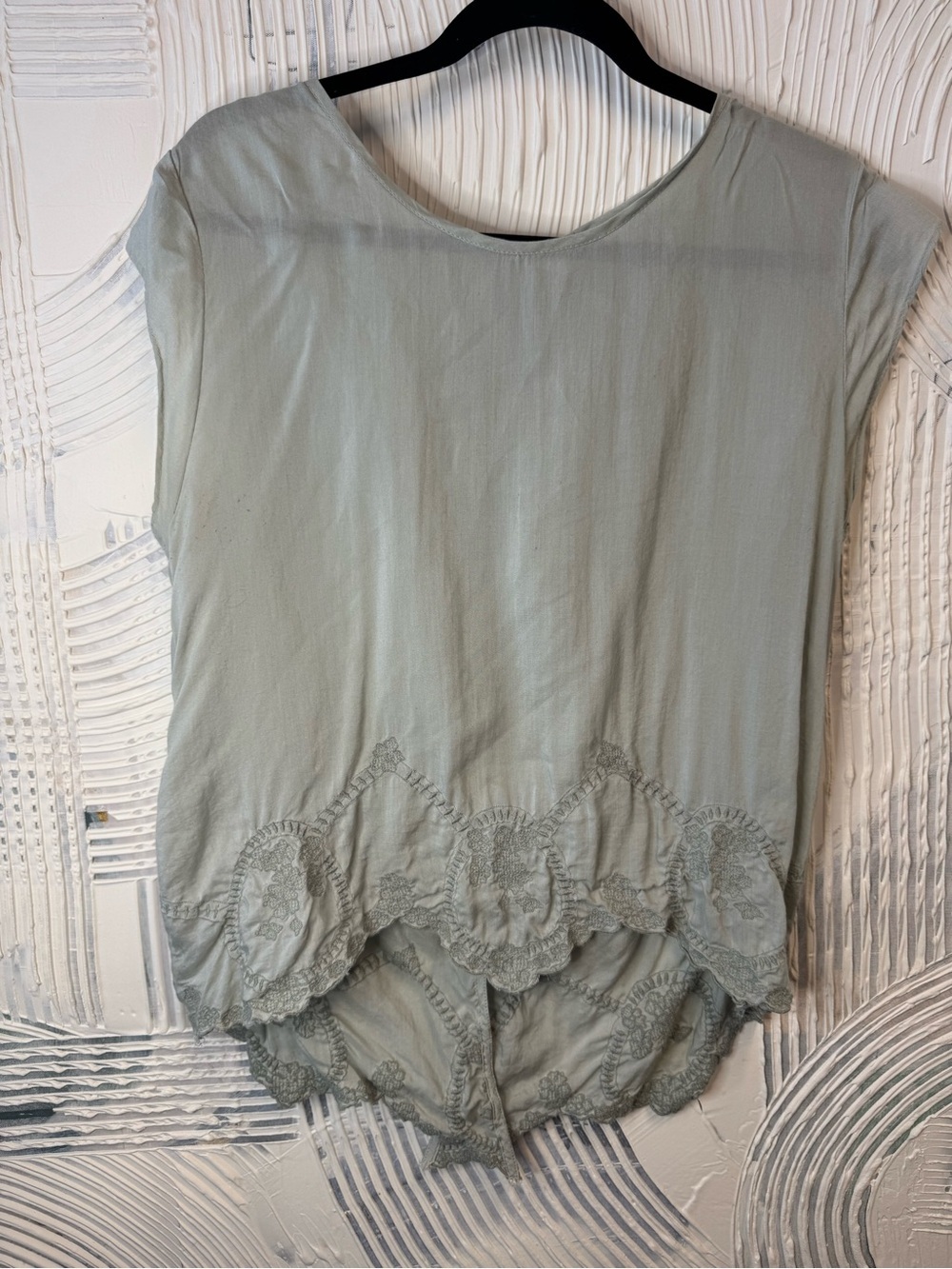 Sun & Shadow Sage Green Button-Front Tie Hem Blouse N0522